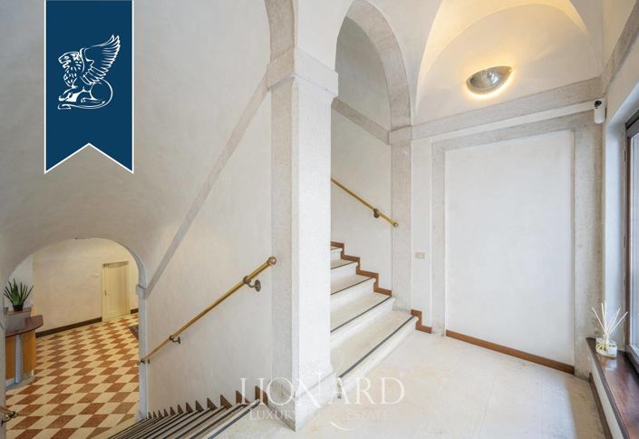 Image No.6-8 Bed Property for sale