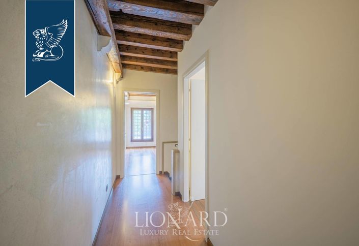 Image No.8-8 Bed Property for sale