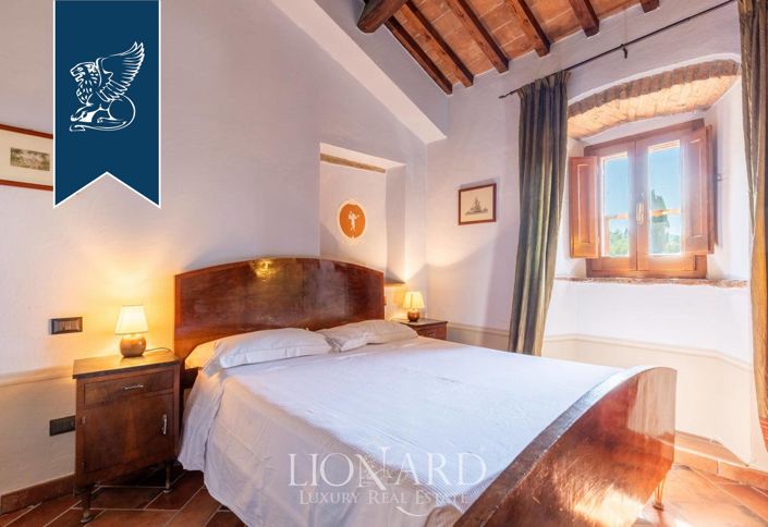 Image No.20-10 Bed Farmhouse for sale