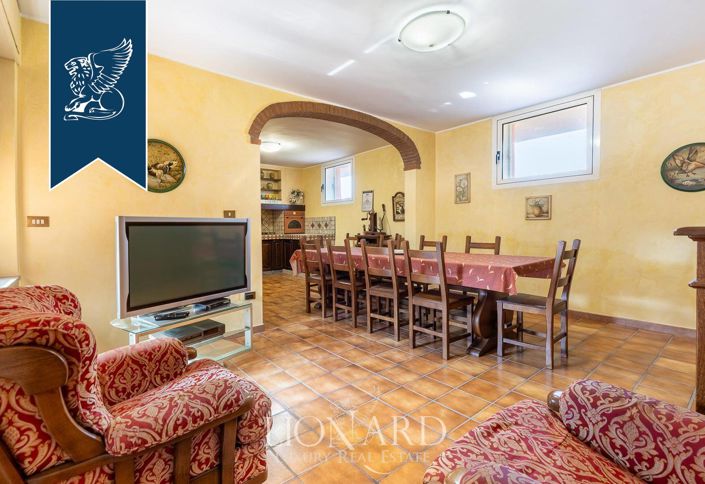 Image No.16-12 Bed Farmhouse for sale