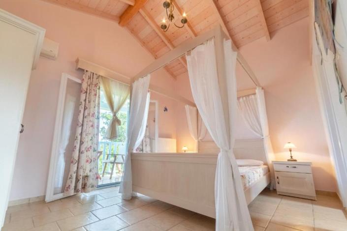 Image No.18-2 Bed Farmhouse for sale