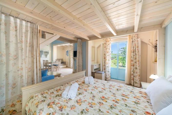 Image No.20-2 Bed Farmhouse for sale