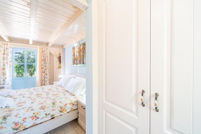 Image No.21-2 Bed Farmhouse for sale