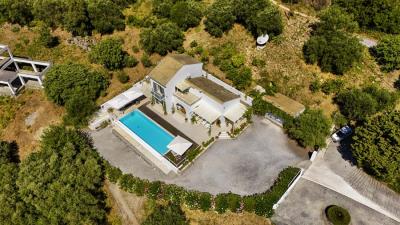 Spacious-Country-Estate-with-Two-Detached-Homes-on-8-000-m--of-Private-Land--11-