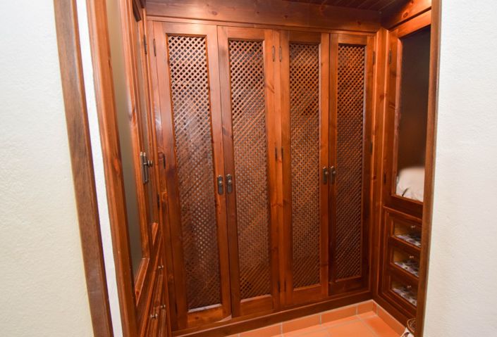 Image No.18-5 Bed Property for sale