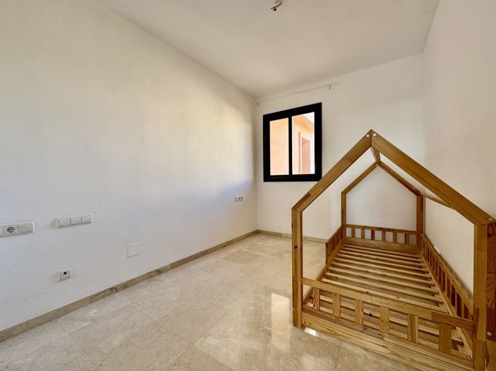 Image No.23-3 Bed Property for sale