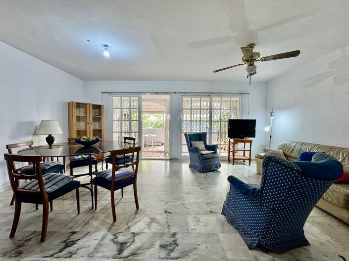 Image No.2-5 Bed Property for sale