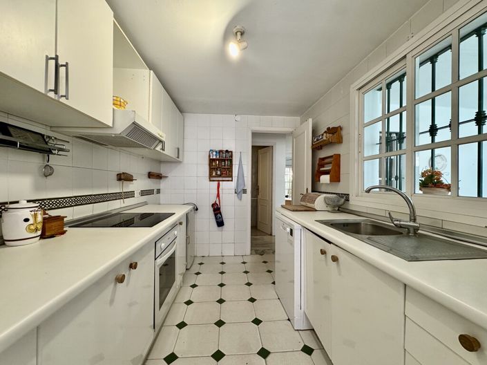 Image No.8-5 Bed Property for sale