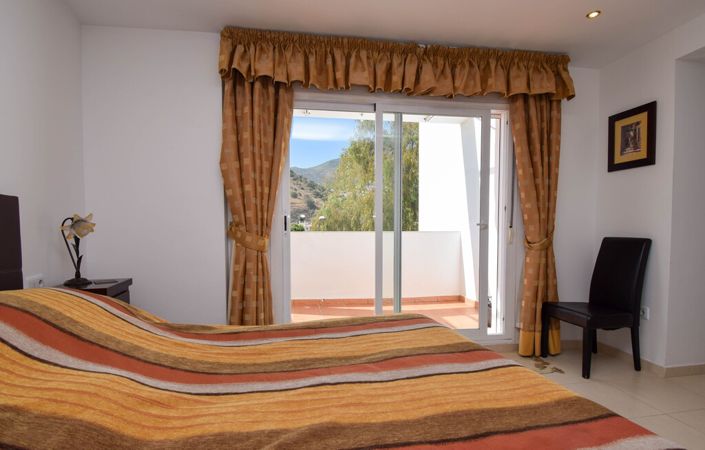 Image No.10-2 Bed Property for sale