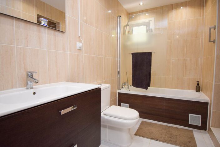 Image No.20-4 Bed Property for sale