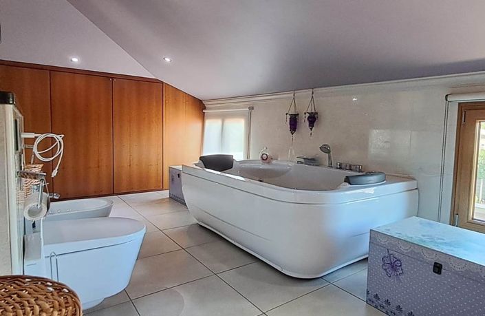 Image No.10-6 Bed Villa for sale