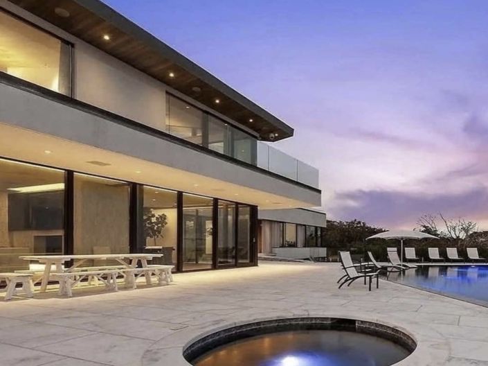 Image No.1-5 Bed Property for sale
