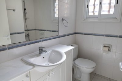 24-bathroom-upstairs-scaled