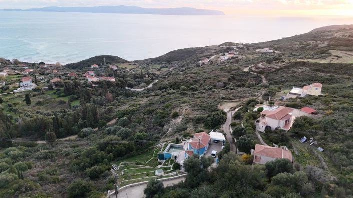 Image No.10-3 Bed Property for sale