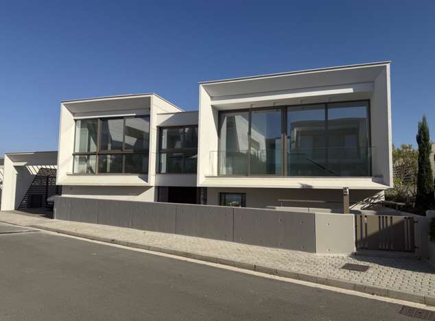 Image No.1-4 Bed Property for sale