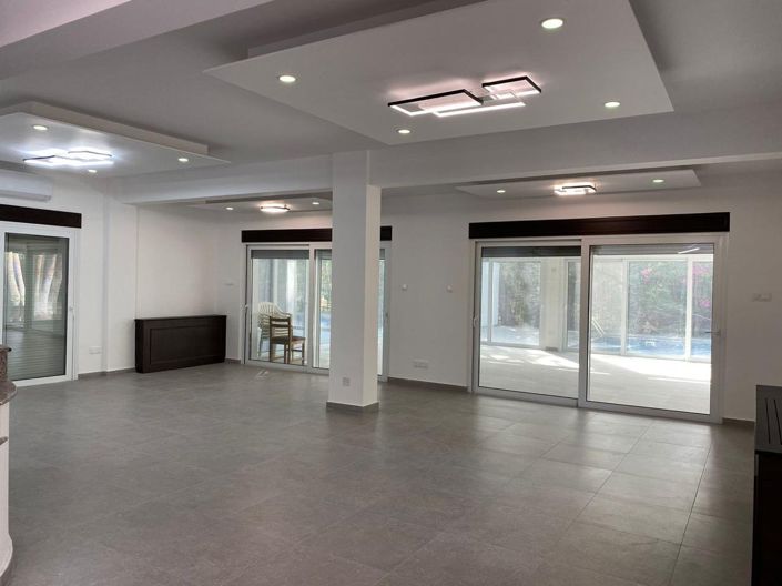 Image No.1-5 Bed House for sale