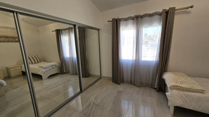 Image No.24-4 Bed House for sale