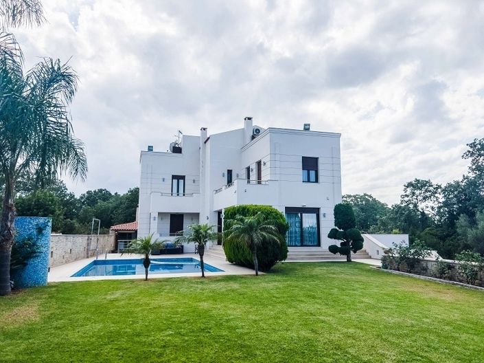 Image No.1-8 Bed Villa for sale