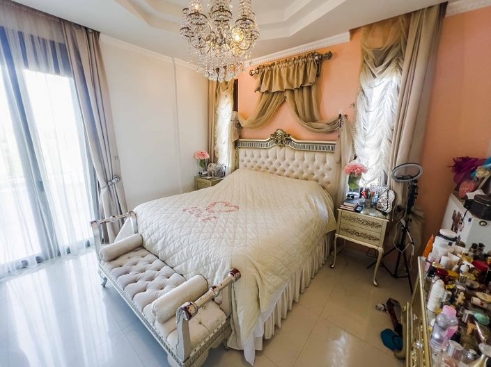 Image No.9-8 Bed Villa for sale