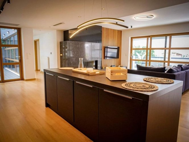 Image No.17-6 Bed House for sale