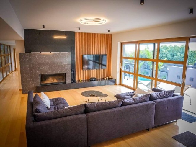 Image No.19-6 Bed House for sale