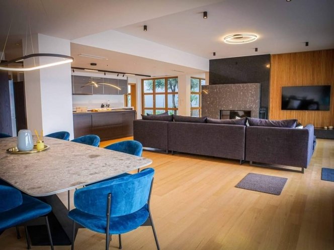 Image No.21-6 Bed House for sale