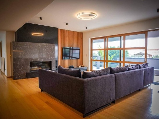 Image No.8-6 Bed House for sale