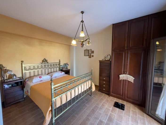 Image No.12-5 Bed House for sale