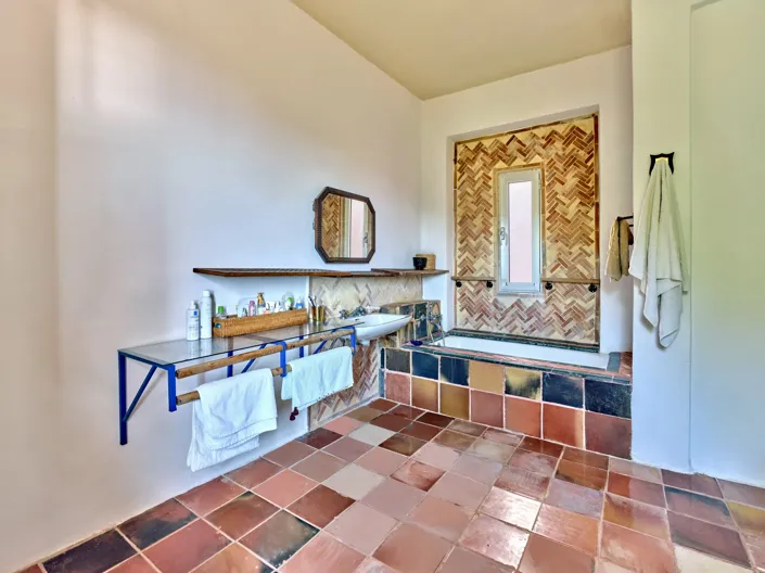 Image No.10-8 Bed House for sale