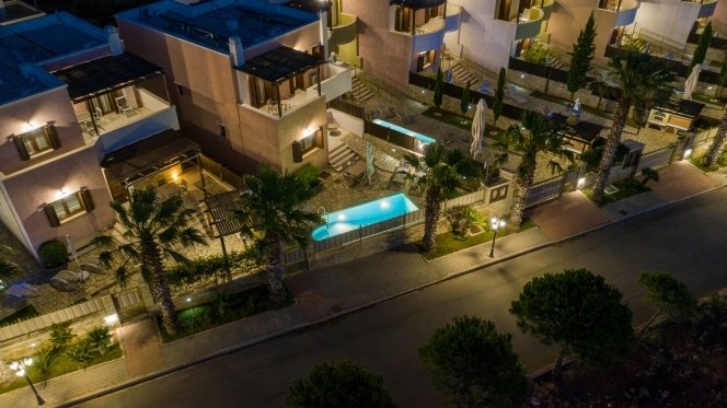 Image No.1-4 Bed House for sale