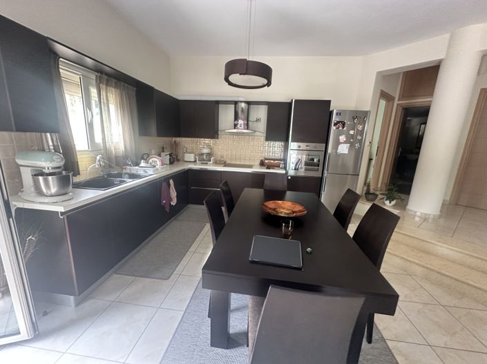 Image No.6-4 Bed House for sale