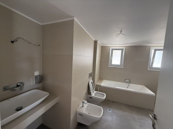 Image No.7-5 Bed House for sale