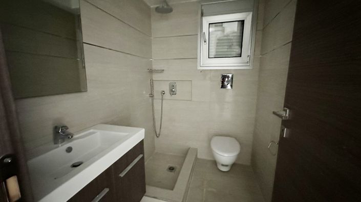 Image No.17-4 Bed House for sale