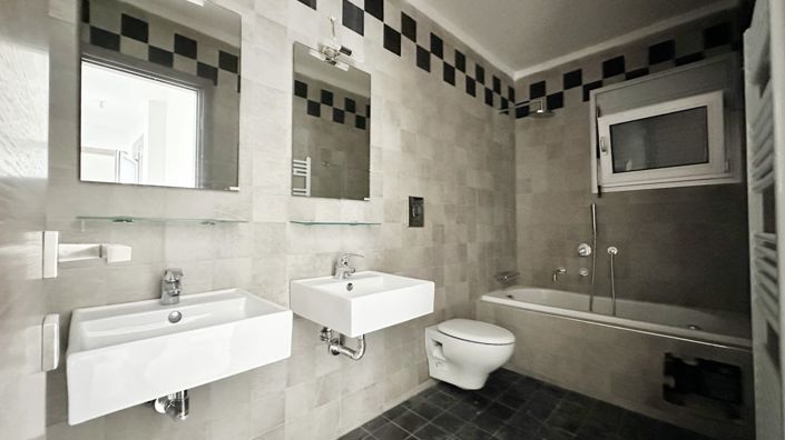 Image No.18-4 Bed House for sale