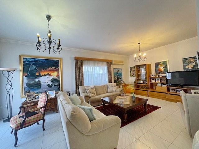 Image No.12-3 Bed Property for sale