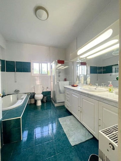 Image No.17-3 Bed Property for sale