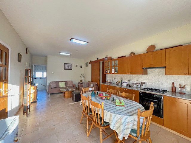 Image No.8-3 Bed Property for sale