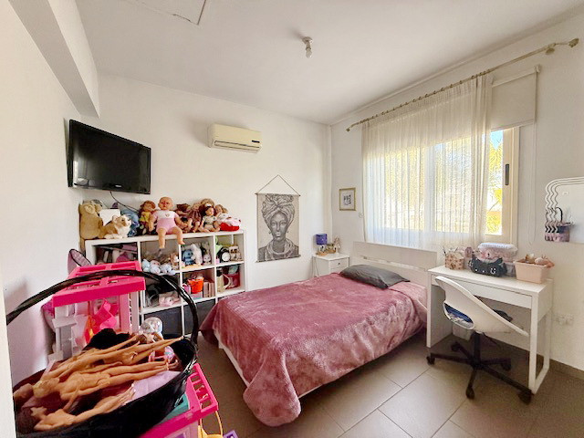 Image No.19-3 Bed Property for sale