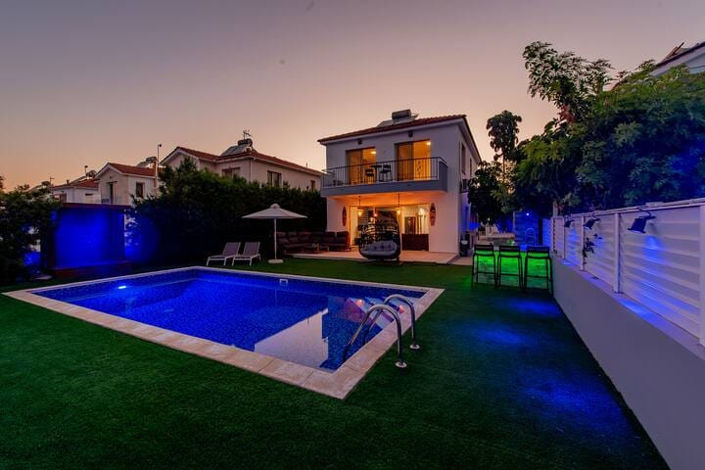 Image No.2-4 Bed Property for sale