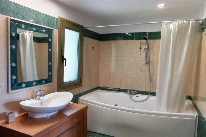 Image No.11-3 Bed House for sale