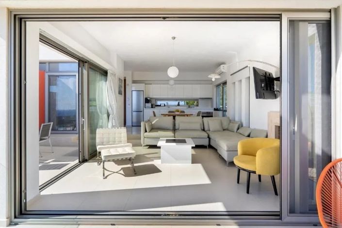 Image No.8-6 Bed House for sale