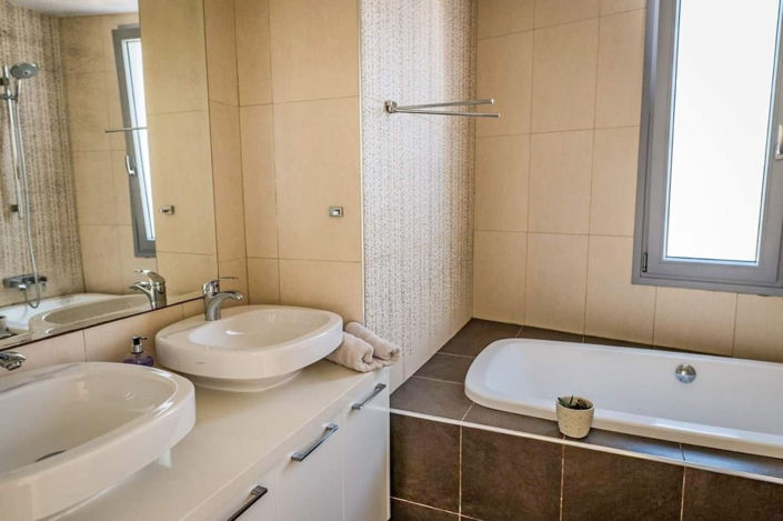 Image No.22-4 Bed Property for sale