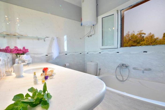 Image No.8-4 Bed House for sale