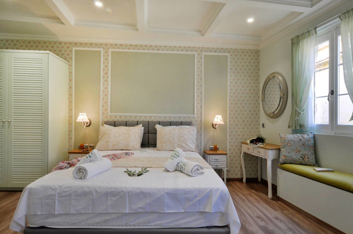 Image No.12-7 Bed Property for sale