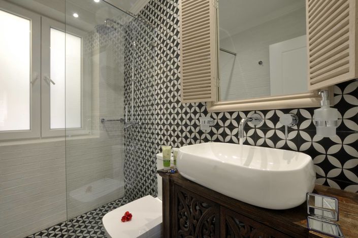 Image No.18-7 Bed Property for sale