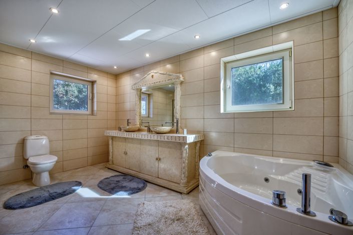 Image No.4-4 Bed Property for sale