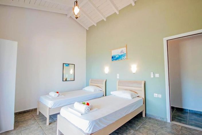 Image No.2-8 Bed House for sale