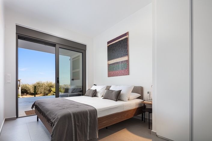 Image No.8-12 Bed House for sale