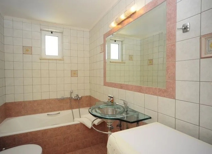 Image No.20-3 Bed House for sale