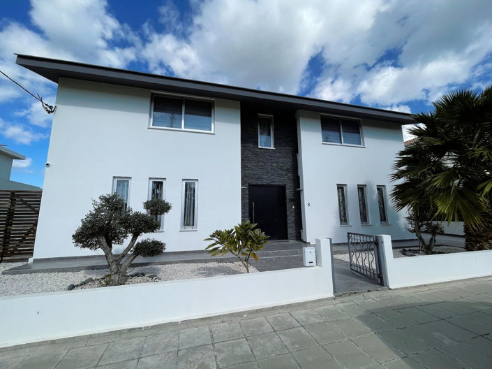 Image No.2-5 Bed Property for sale